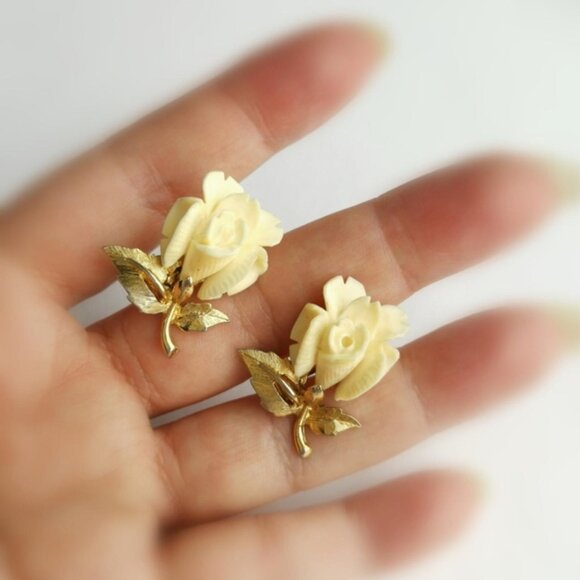 Vintage Boucher Mid Century Carved Rose earrings - Picture 5 of 8